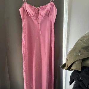 Klänning från Gina Tricot  - Perfekt nu till sommaren. Slutar vid smalbenen på mig som är 174. 