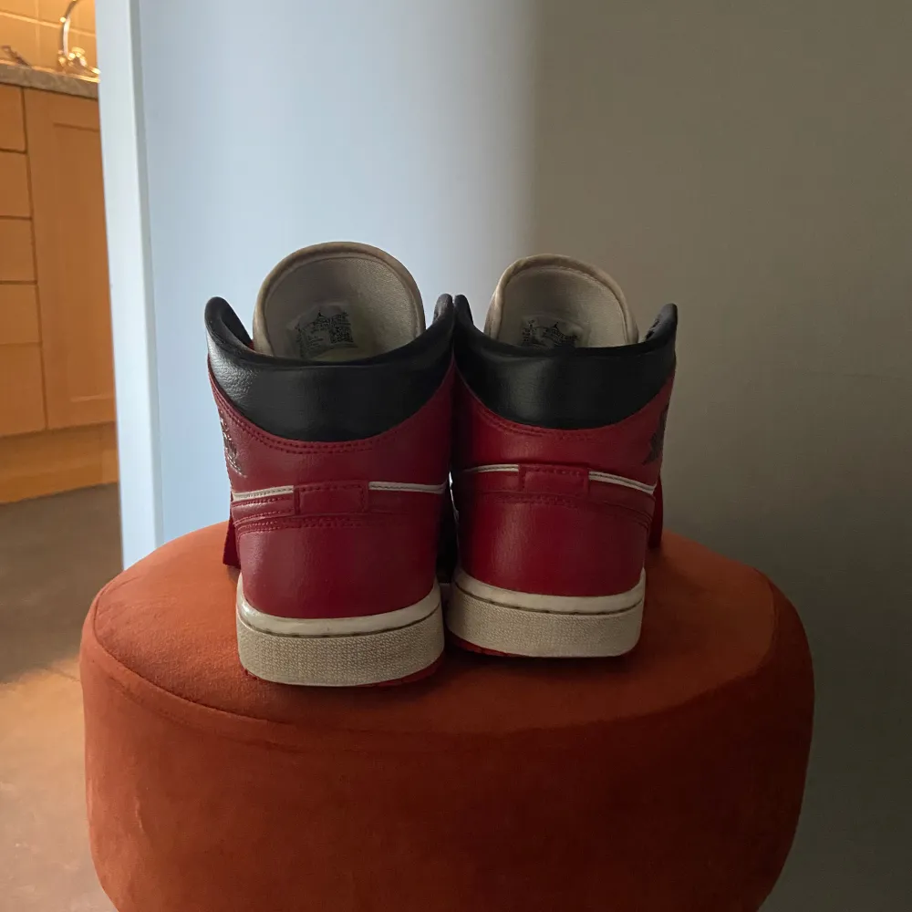 Jordan 1 bred toe, i bra skick och använda få gånger under sommaren 22, inga creeses men skulle behövts tvättas, köpta för 3199 på merch Sweden. Skriv för frågor💕köp direkt för 749kr. Skor.