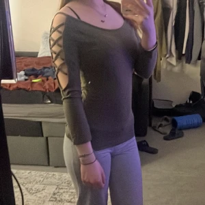 Offshoulder tröja - En off shoulder tröja som min syster använde förut men inte kommer till användning ❤️ ger väldigt 2016 vibes🙌🏼  Priset kan diskuteras 