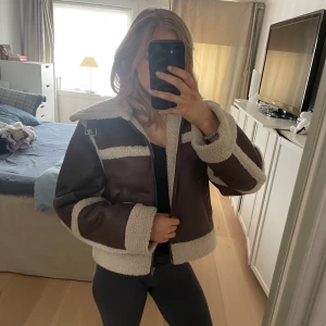 Jacka - Brun fake läder jacka med fluff. Säljer eftersom att jag måste rensa