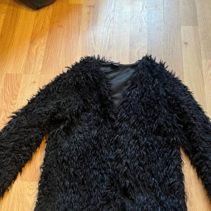 Jättefin och skön tröja som är i jättebra skick👍🏻 jag säljer tyvärr denna tröja för att den inte har kommit till användning. Det är i storlek S och är från Gina tricot. - .