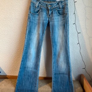 Lee jeans - Super fina men är tyvärr för små💕 Midjebredd: 34cm Längd: 96cm