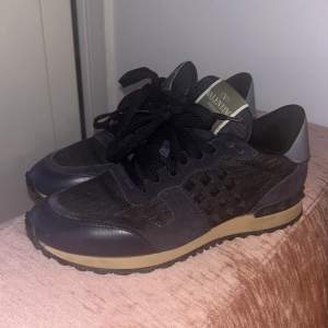 Skick 9/10 knappt använda. Storlek 38 Valentino rockrunners