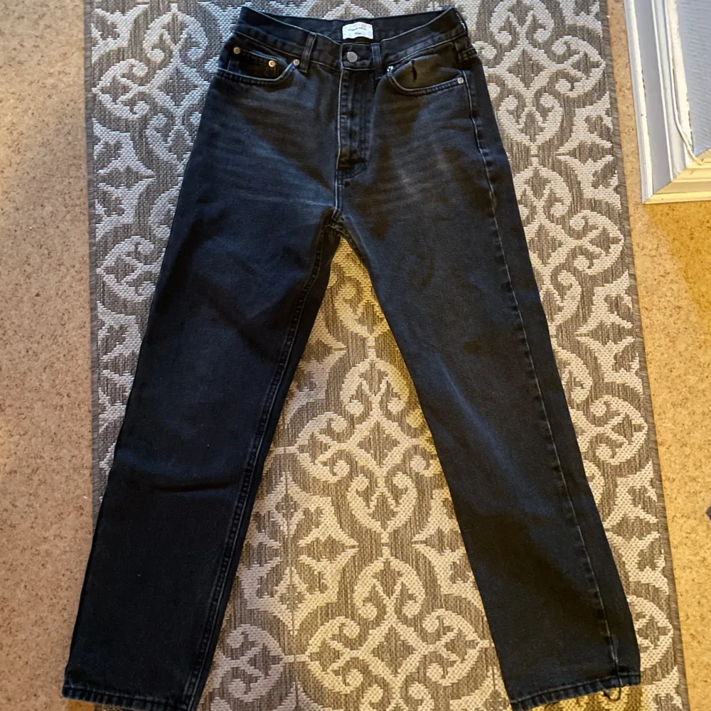 Svarta jeans från studio total, lite slitna i botten men inget annat slitage. Jeans & Byxor.