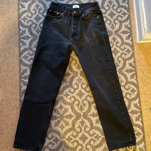 Svarta jeans från studio total, lite slitna i botten men inget annat slitage