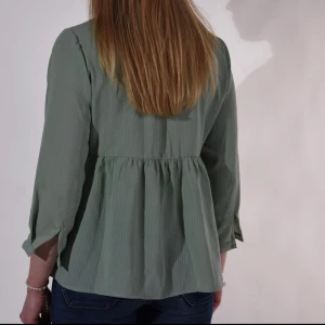 Only blus  - Ljusgrön Volangblus från only i storlek S/M 