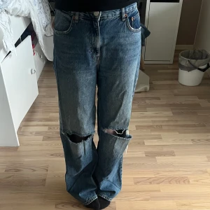 Jeans - Jeans från pull and bear!! Wide leg, high waist, med hål på knäna. Säljer då jag inte använder dem längre 💙 strl 36