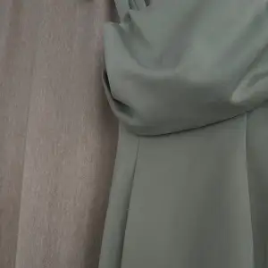 Superfin klänning som aldrig kommit till användning   Mintgrön klänning som når till knäna