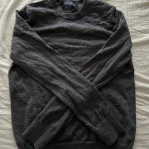 Replay  - Säljer denna replay tröja som jag fick när jag fyllde år, var för liten och aldrig anvönd, skick 10/10, köpt för 900, ganska liten i storlekn