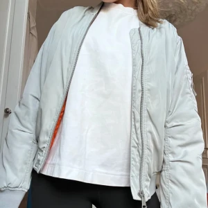 Grå bomberjacka  - Jätte snygg och grå oversized bomberjacka 