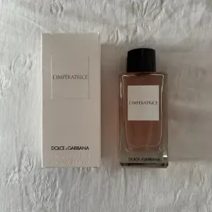 Dolce & Gabbana parfym L’imperatrice 100ml 🤍 Den är använd och hur mycket som finns kvar går att se i den andra bilden! Säljs då doften inte riktigt passar mig längre.