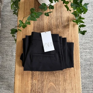 Nya byxor från Zara  - Helt nya kostymbyxor från Zara. Prislappen sitter kvar. Långa, utsvängda och tajta upptill  🌸 passar någon lång, annars kan man sy upp dom. Innerbenslängden är ca 85cm 💓Nypris 359 kr.