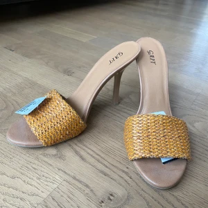 Klackar  - Skitsnygga klackar köpta second hand men aldrig använda av mig, jättebra skick. Lite Sarah Jessica Parker vibe :)