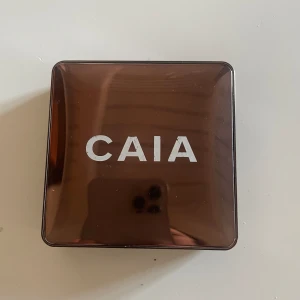 Caia Bronzer Palett (Gold coast) - Säljer en bronzer som inte är jätte använd men jag slog den med en borste så den har ett hål i sig. Men trots sitt skick så har den extremt mycket produkt kvar. 