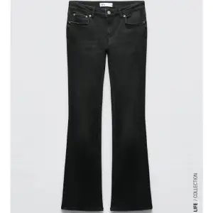 Säljer mina svarta lågmidjade jeans från zara som inte längre säljs. Dom är i bra skick🥰