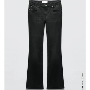 Jeans - Säljer mina svarta lågmidjade jeans från zara som inte längre säljs. Dom är i bra skick🥰