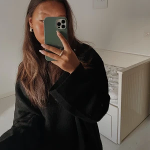 superfin svart stickad tröja - Superfin svart stickad tröja med vida ärmar. Fint skick / defekter nopprig. Storlek Xs-S.🎀