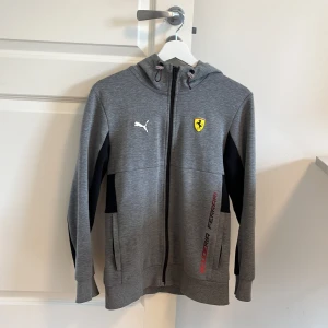 Puma Ferrari Hoodie  - Bra skick  Helt ny har bara provat 