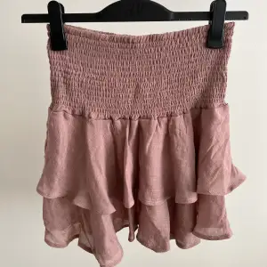 Säljer en jättegullig kjol från Shein! Perfekt till sommaren, helt oanvänd. Den är i storlek S. Köparen står för frakt, bara att skriva ifall fler frågor💞