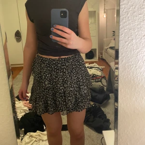 Volangkjol - Volangkjol med mönster , bra skick, storlek S