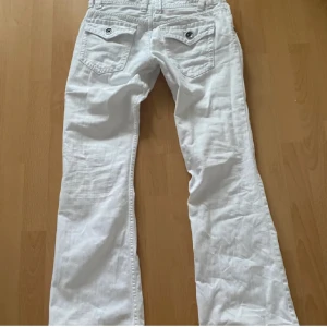 Vita lågmidjade bootcut jeans - Köpte av en tjej från plick(lånade bilder)Säljer då jag inte tycker att de passar💗Skriv gärna om du har frågor💗