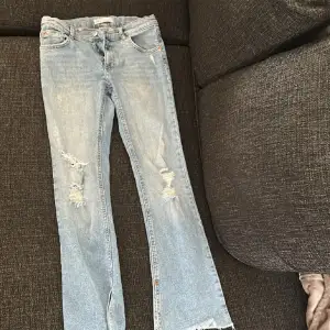 säljer dessa lågmidjade ljusblåa jeans med slitningar för att dom tyvärr blivit för små för mig!! dom är i från zaras barn avdelning i största stl 164!! 
