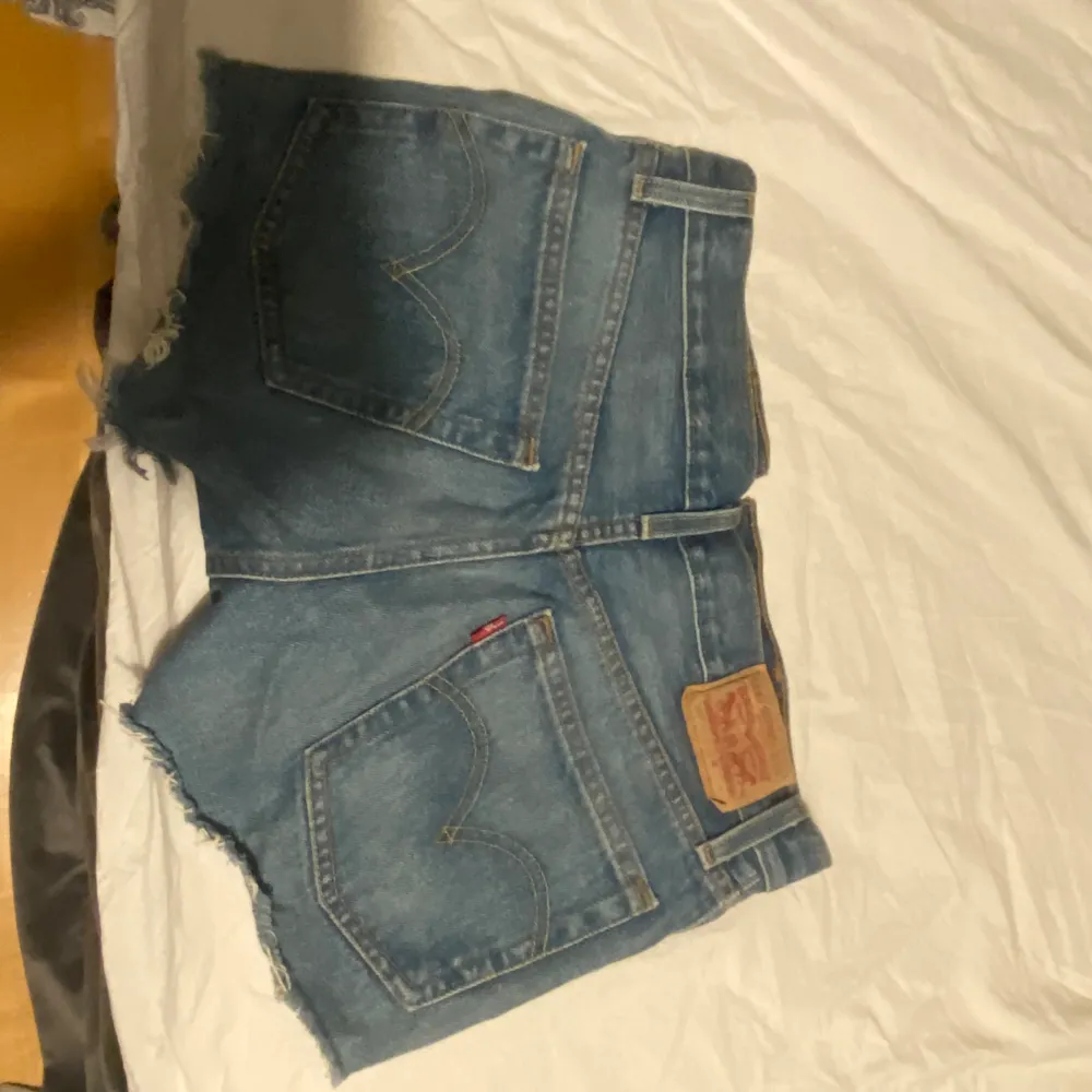 Lågmidjade jeans shorts från Levi’s. Super skick, nästan aldrig andvända pga för små. Stl xs/s. skriv prisförslag. Första bild lånad. Shorts.