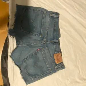 Lågmidjade jeans shorts från Levi’s. Super skick, nästan aldrig andvända pga för små. Stl xs/s. skriv prisförslag