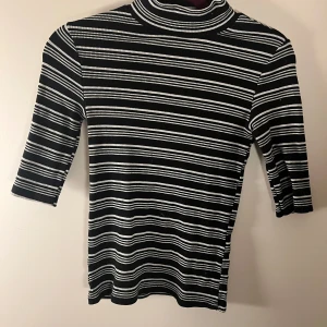 Topp från zara i halvpolo - Fint skick!