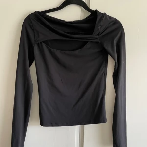 Svart långarmad fest topp - Säljer denna skit snygga topp från ginatricot pgr av för lite i armarna. Säljer alla mina plagg för 20kr tillsammans för 150kr. Pris kan diskuteras 💗