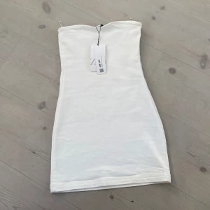 Zara klänning  - Säljer denna helt nya zara klänningen perfekt till studenten och sommaren ❤️