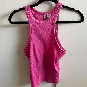 Rosa topp - Säljer denna rosa topp från hm använd fåtal gånger, är lite för liten i bysten. Rekommenderas ej om man har mer än c i cupa. Köper man alla plagg på min sida som kostar 20kr kan man få det för 150kr tillsammans, pris kan diskuteras 💗