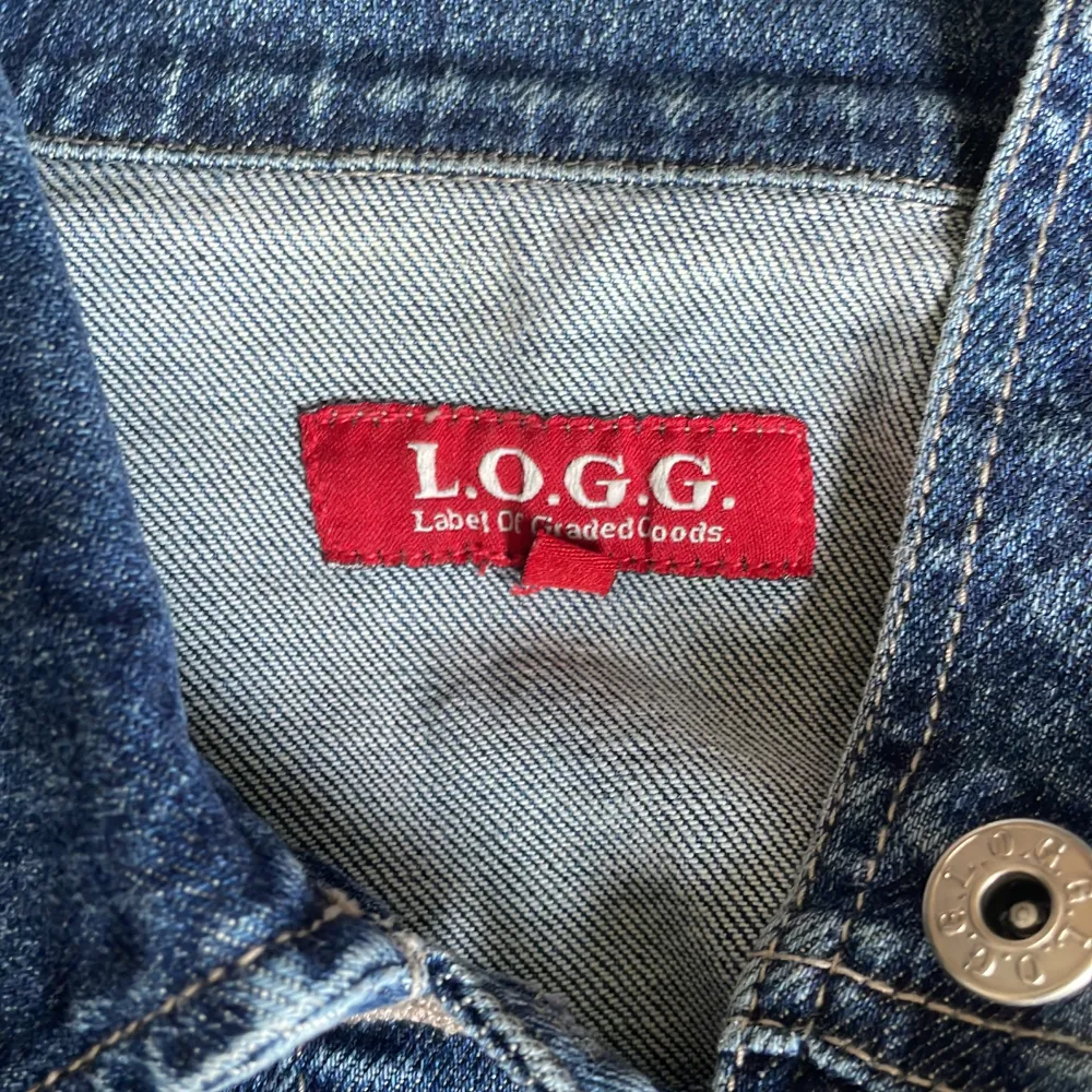 Jeansjacka i en mörkare tvätt, och silvriga knappar. Från L.O.G.G. H&M storlek 38. Sitter lite oversized på mig som har storlek 34. I bra skick! . Jackor.
