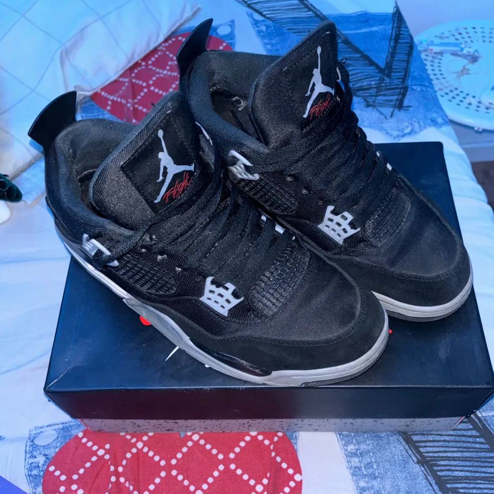 - 8 skick  Dessa är Air Jordan 4 Black Canvas-skor med en svart överdel i canvasmaterial. de har några slitmärken på sulan och några mindre repor på materialet, men annars ser de fortfarande ganska välvårdade ut. . Skor.