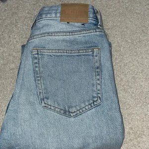 Low Waits weekday jeans  - Säljer mina weekday jeans i färgen TWIG då de sitter tajt på mig bra skick! Skriv för bilder så fixar jag💗