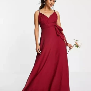 klänning med smala axelband  - maxiklänning vinröd färg helt ny endast testad lappar finns kvar. Strl 36 köpt för 750 säljer för 550. Passar bra till bal