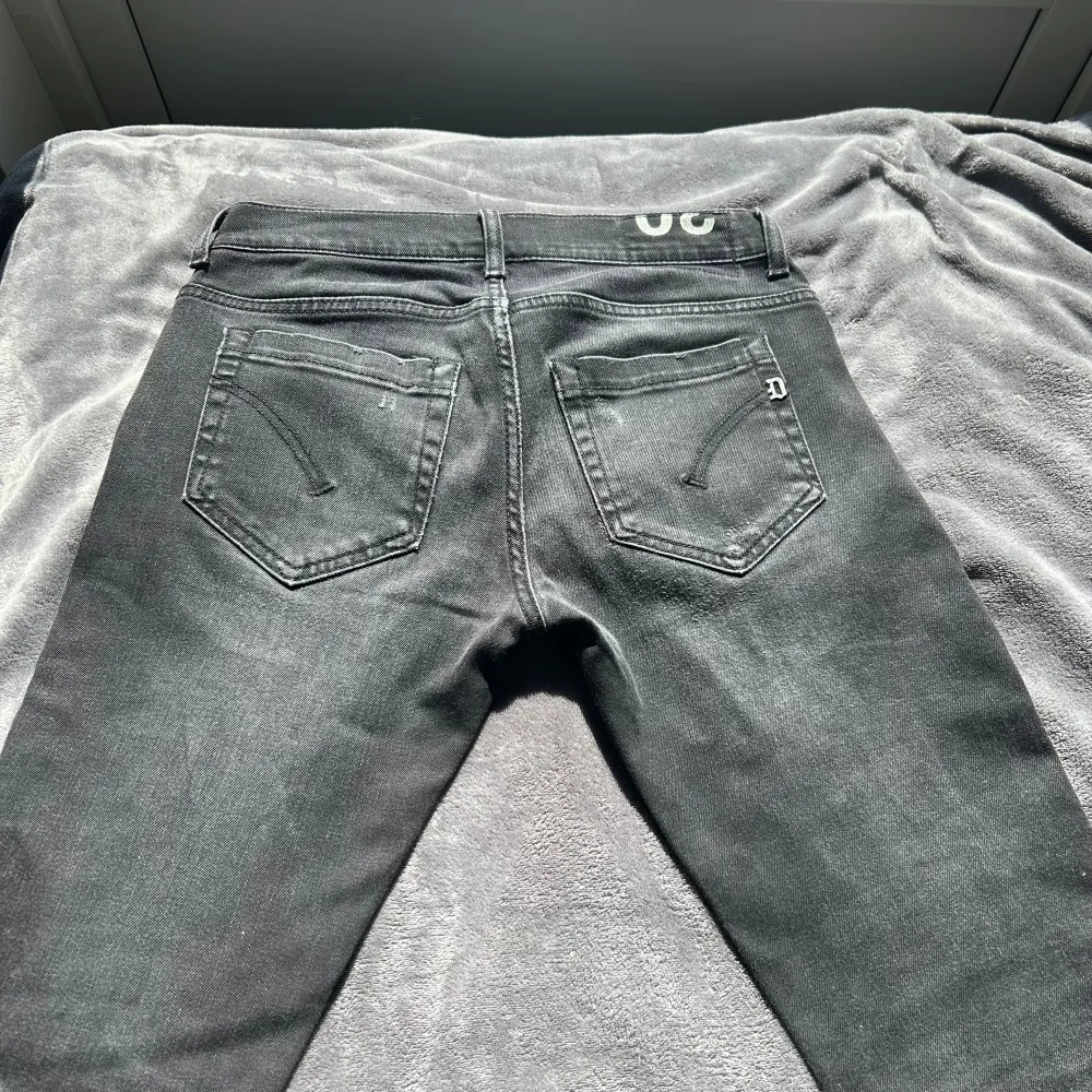 Tjena! Säljer dessa riktigt schyssta Dondup jeans i storlek 30. Använda fåtal gånger så väldigt bra skick. Tveka inte på att höra av er vid fler frågor elelr funderingar! 🙌🏽. Jeans & Byxor.