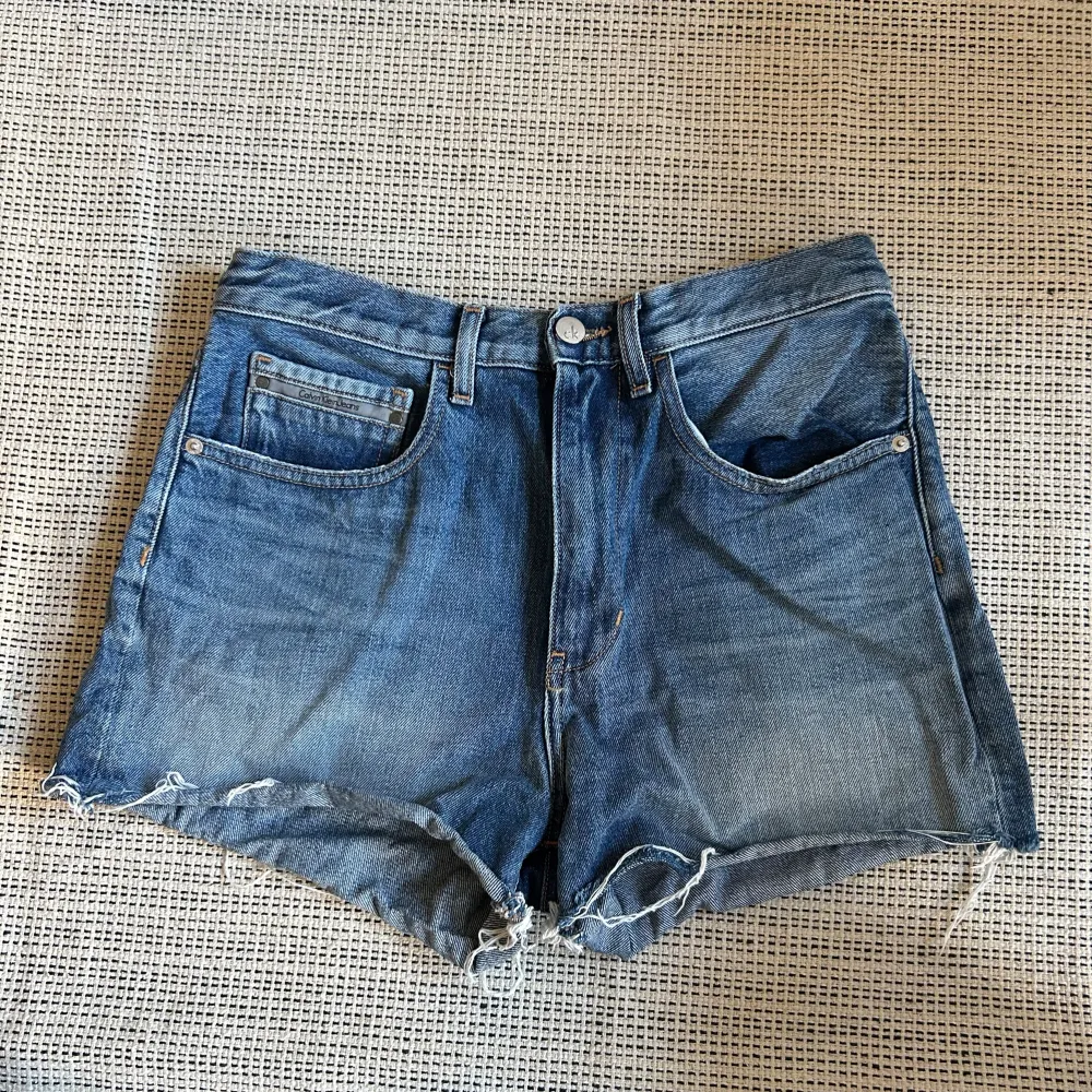 Jeansshorts stl 29, men liten i storlek  Använda ett fåtal gånger så i nyskick. Shorts.