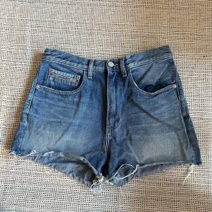 Jeansshorts stl 29, men liten i storlek  Använda ett fåtal gånger så i nyskick