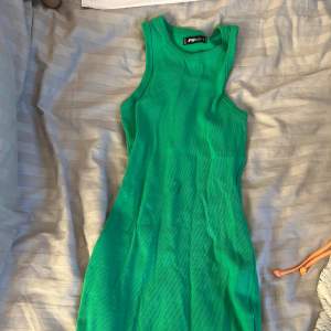Ribbad klänning i fin grönfärg. Från New yorker. Använd ett fåtal gånger så i fint skick.