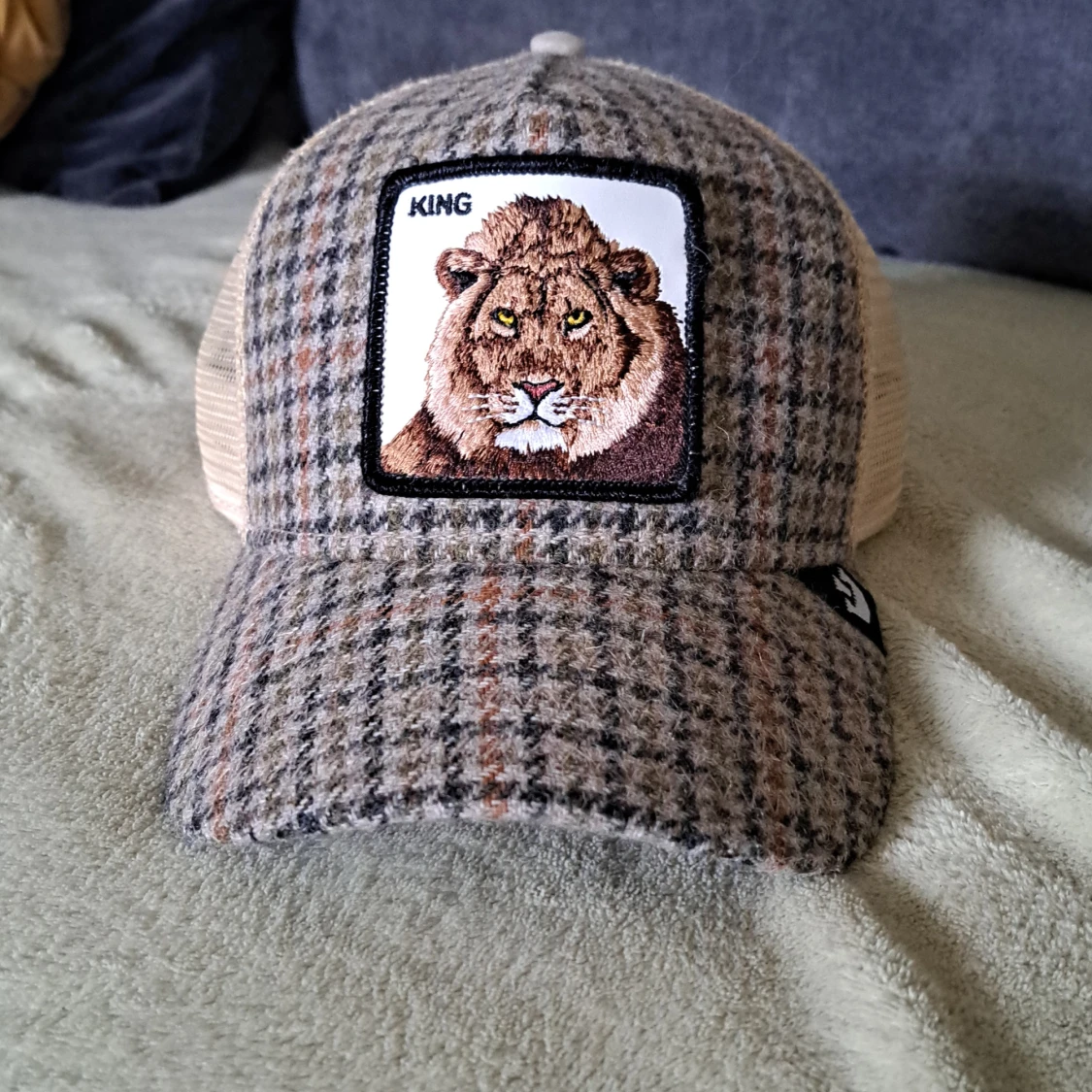 En "The farm" keps, lejon