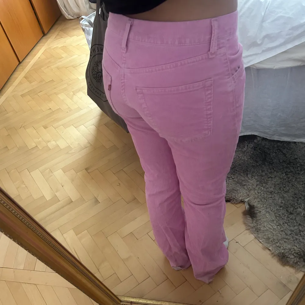 Säljer dessa så coola jeansen ifrån Levis 💕💕💕 lågmidjade och bootcut. Passar 165 cm i längd och normal 36/38 i byxor.. Jeans & Byxor.