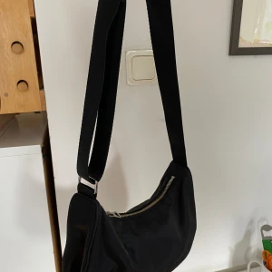 Weekday väska - Svart axelremsväska från Weekday med justerbar axelrem. Knappt använd då det inte är min stil☺️