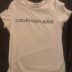 Calvin Klein Tshirt i storlek XS för tjej, tunt bomulls tyg  Sparsamt använd, inga fel! 