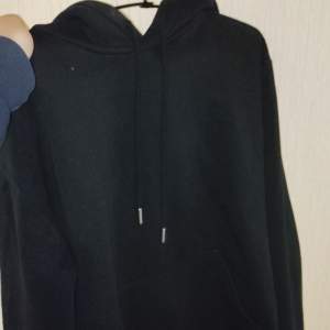 En vanlig svart hoddie från h&m i mycket bra skick. Fungerar till allt 