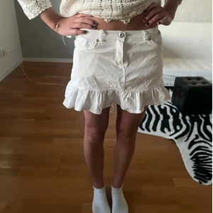 Volangkjol - Säljer denna vita jeanskjolen med volang. Storlek S. ANVÄND KÖP NU!!❤️