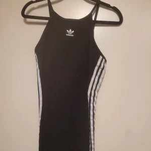 Svart adidasklänning - Använd adidasklänning i väldigt bra skick. Passar xs/small. 