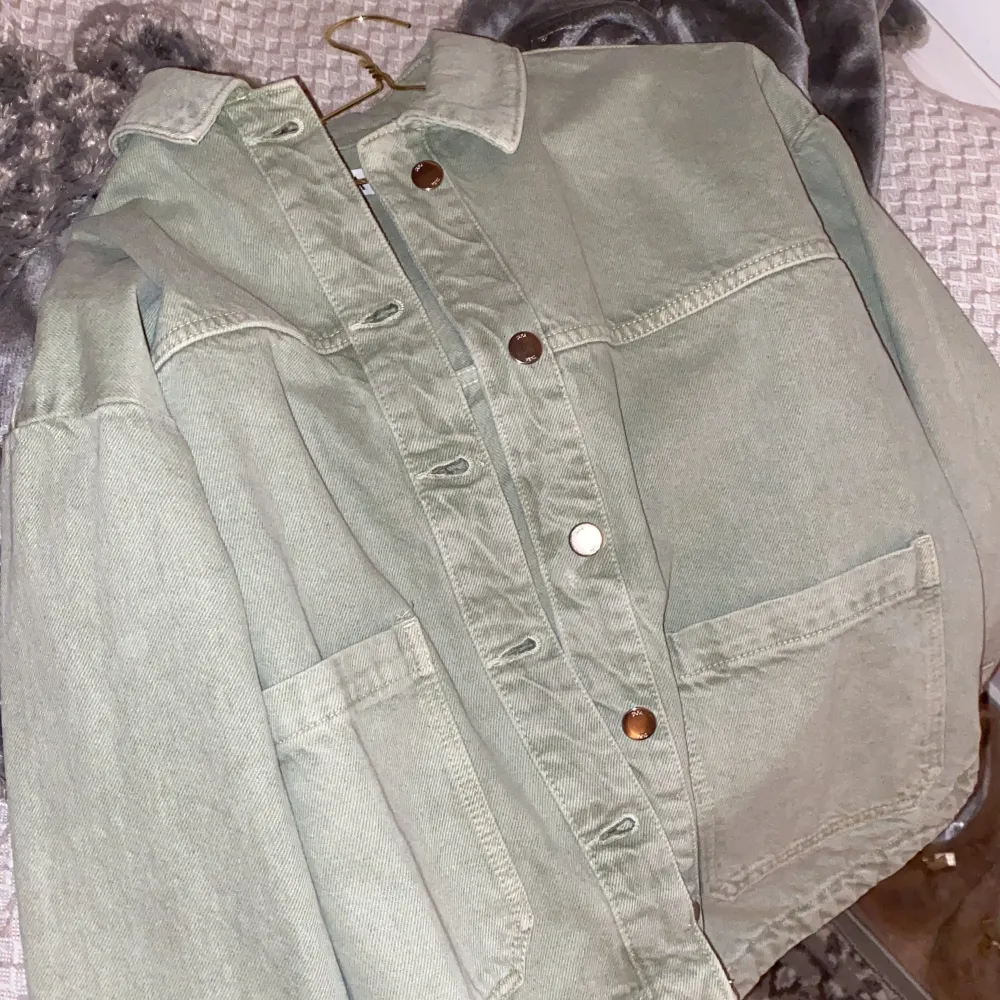 Säljer denna gröna jeans jacka från Zara. Endast använd en gång. Strl XS passar mig som har S/XS. . Jackor.