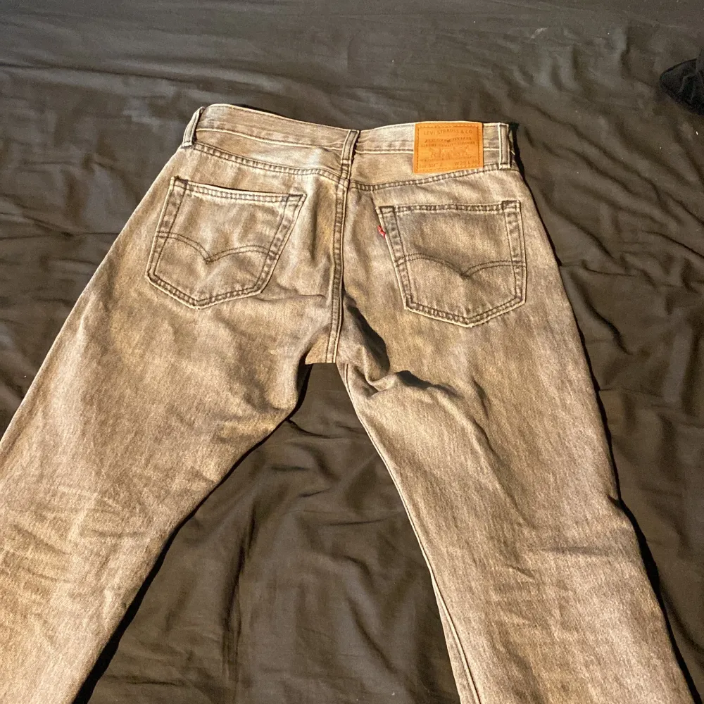 Det är ett par feta Levis jeans i färgen grå. Skick 8/10 och storlek W29 L30 . Jeans & Byxor.