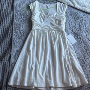 Student/vit kort klänning - Ej använd fin klänning. Kort klänning bra till studenten samt som fin klänning! 